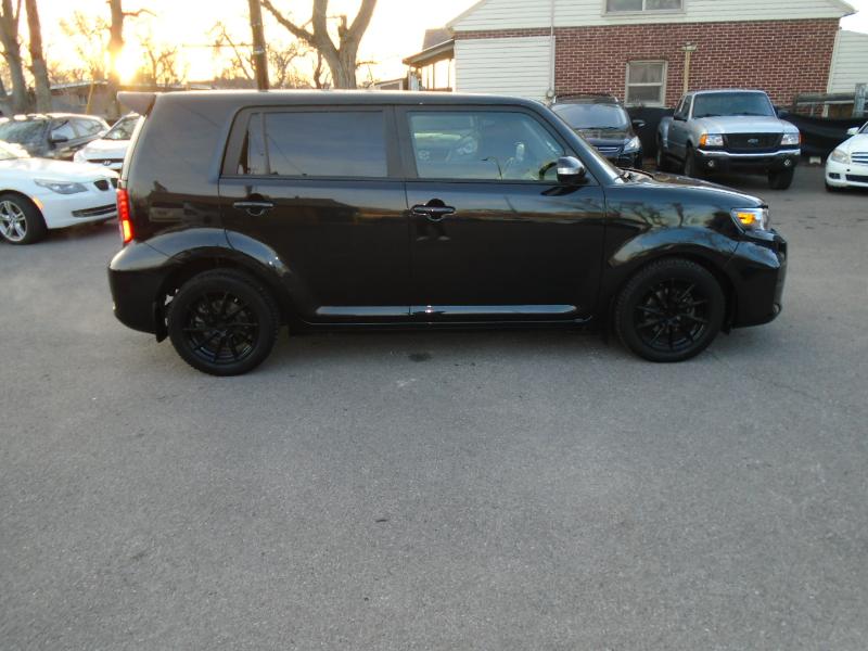 Scion xB 5-Door Wagon 5-Spd MT 2014