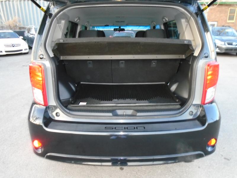 Scion xB 5-Door Wagon 5-Spd MT 2014