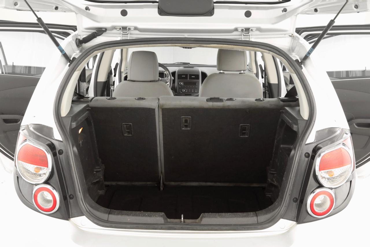 Chevrolet Sonic LS 2012