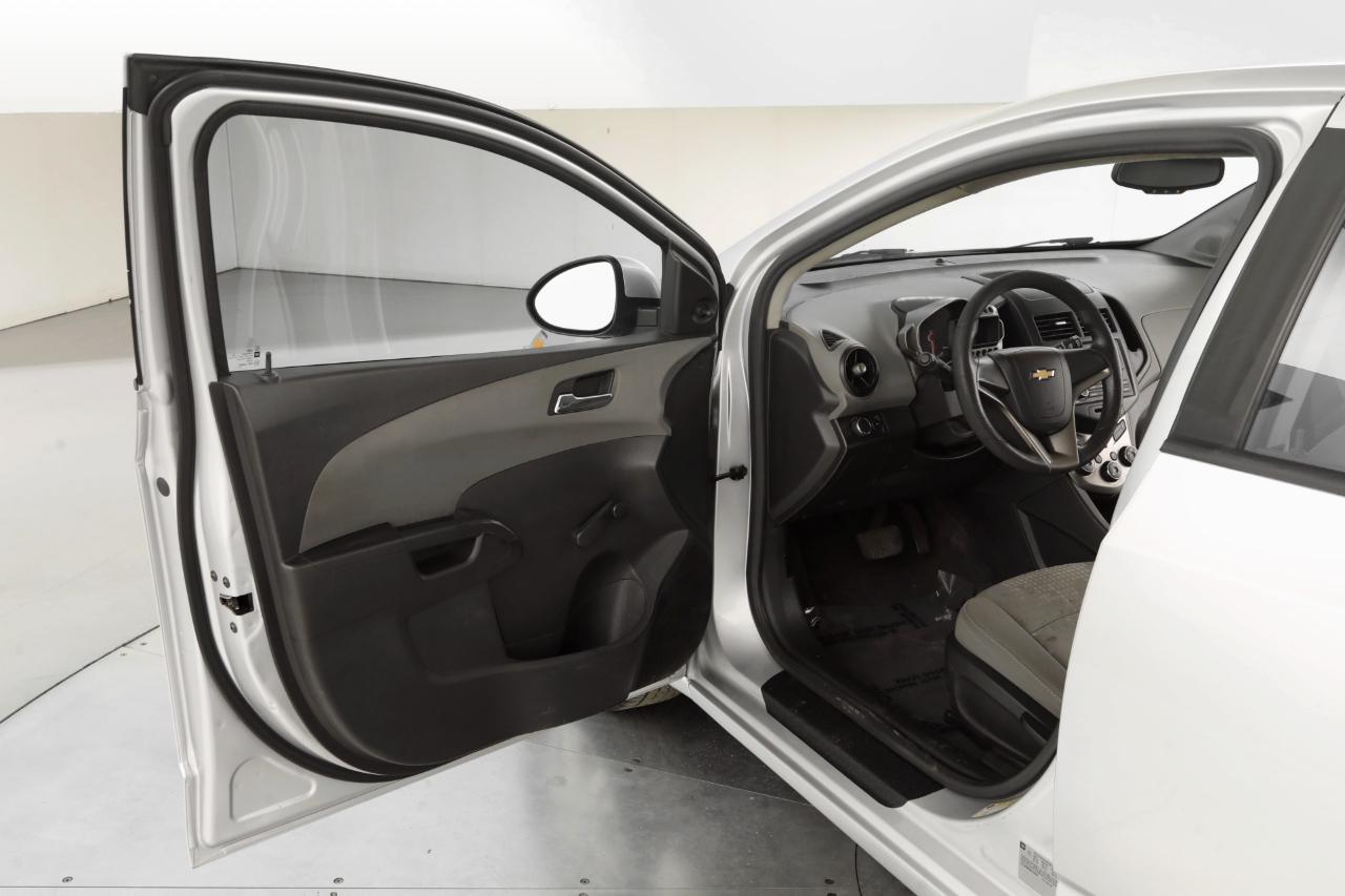 Chevrolet Sonic LS 2012