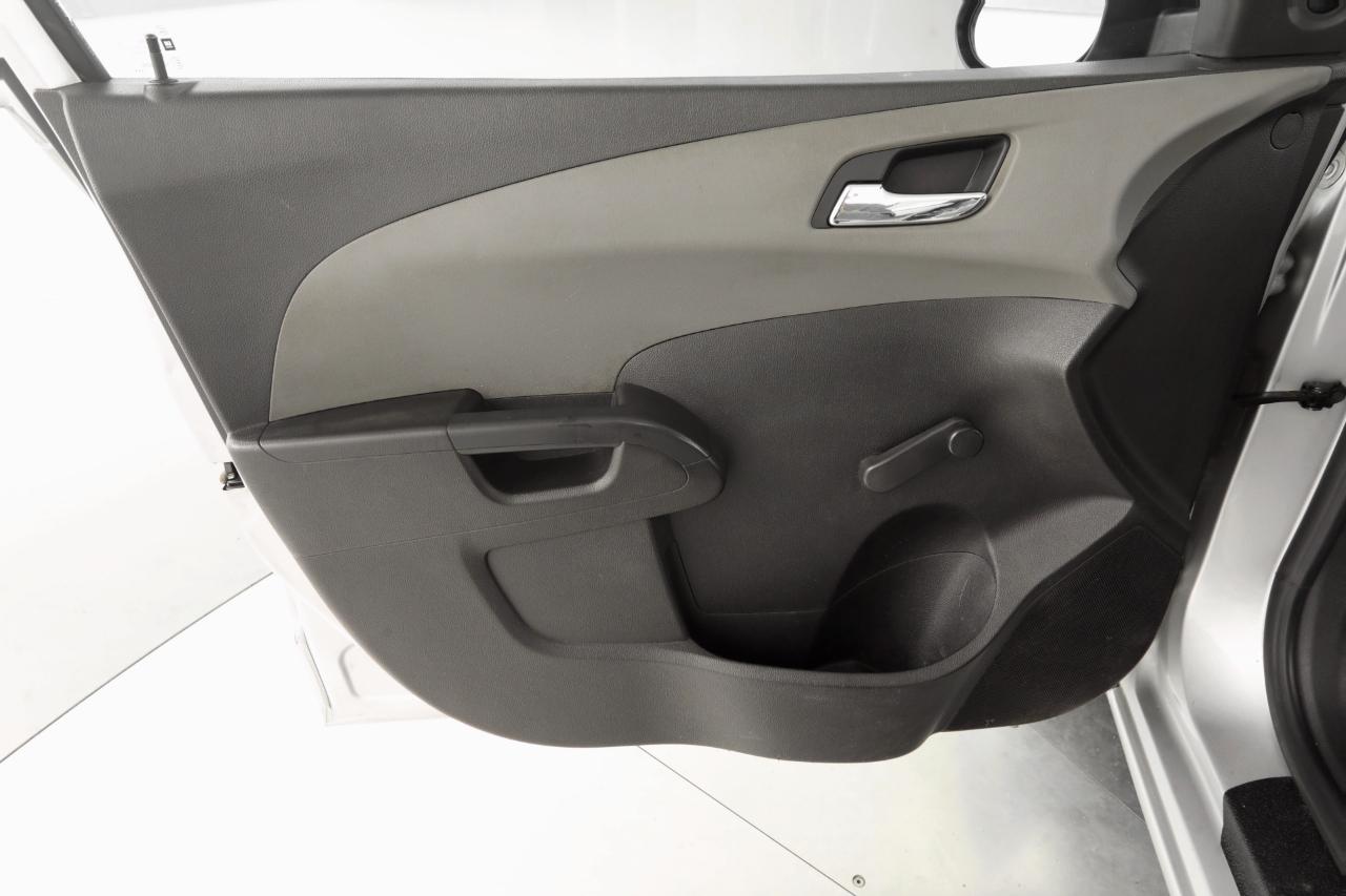 Chevrolet Sonic LS 2012