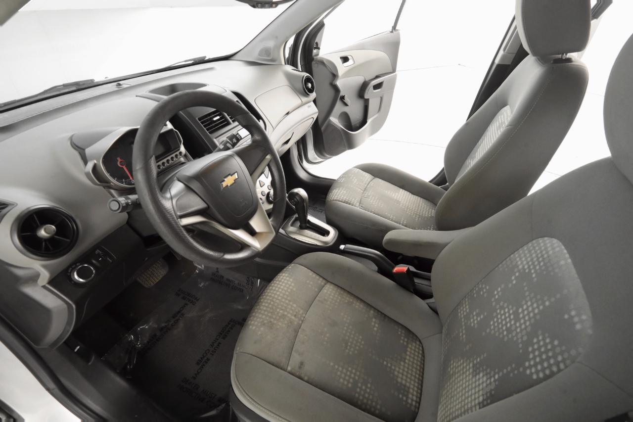 Chevrolet Sonic LS 2012