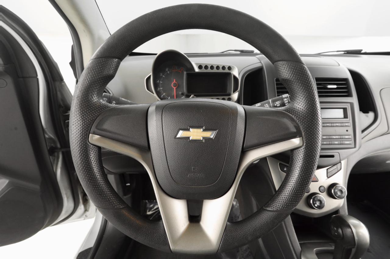Chevrolet Sonic LS 2012