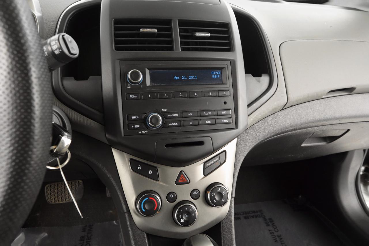 Chevrolet Sonic LS 2012