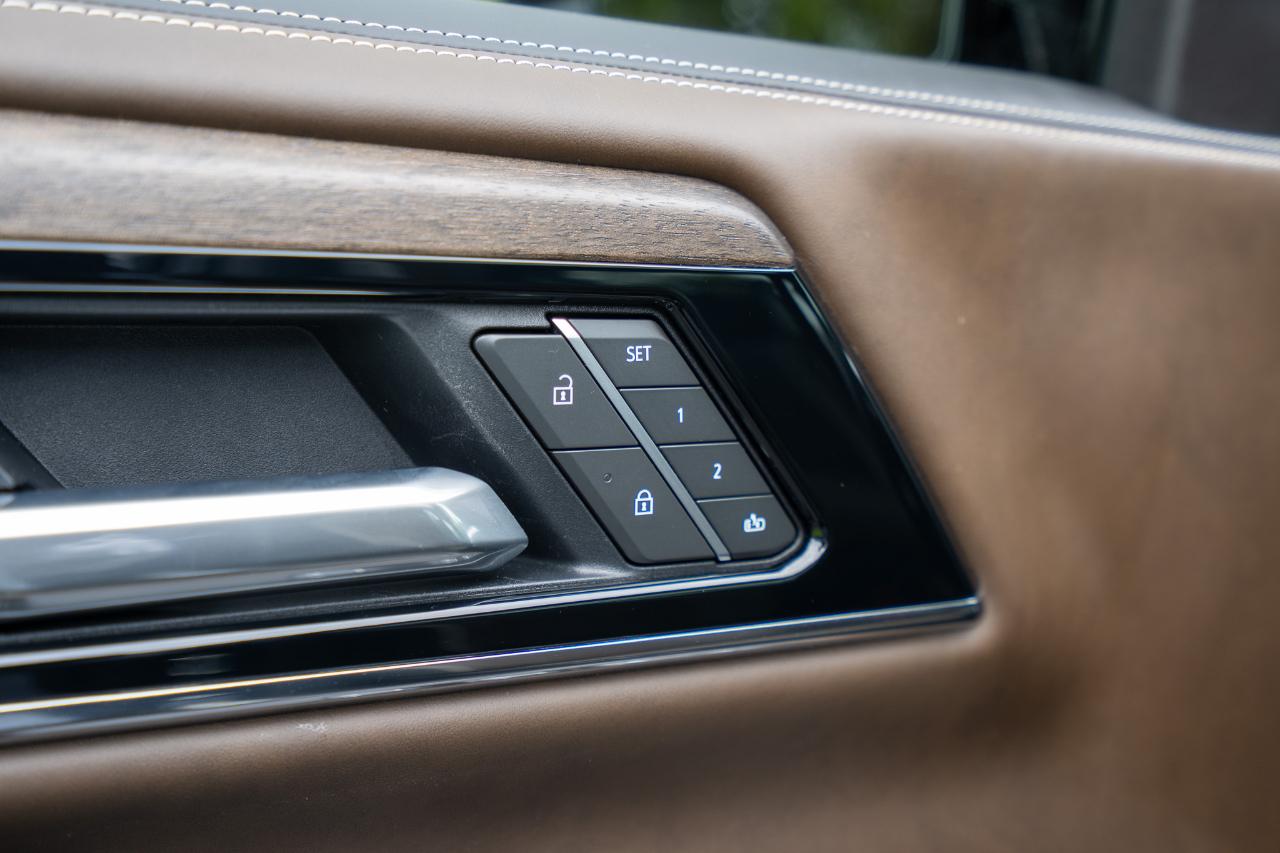 GMC Yukon XL Denali Ultimate 4WD 2025