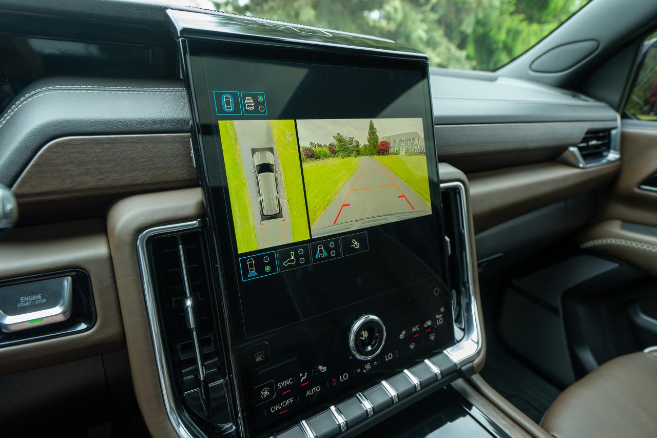 GMC Yukon XL Denali Ultimate 4WD 2025