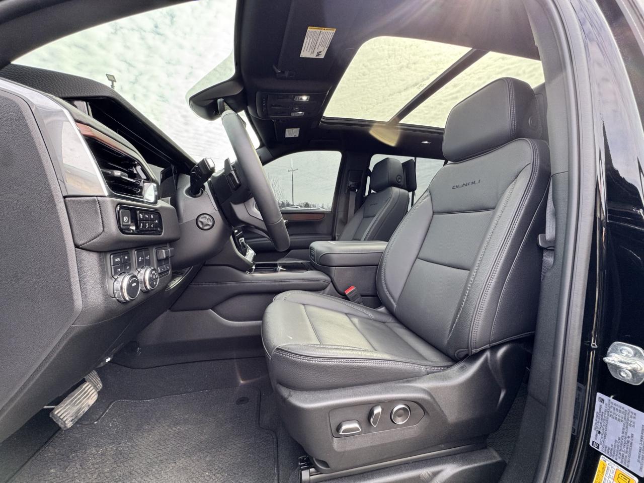 GMC Yukon XL Denali 4WD 2025