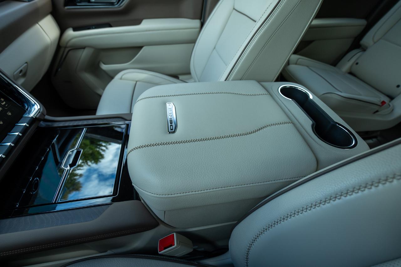 GMC Yukon XL Denali 4WD 2025