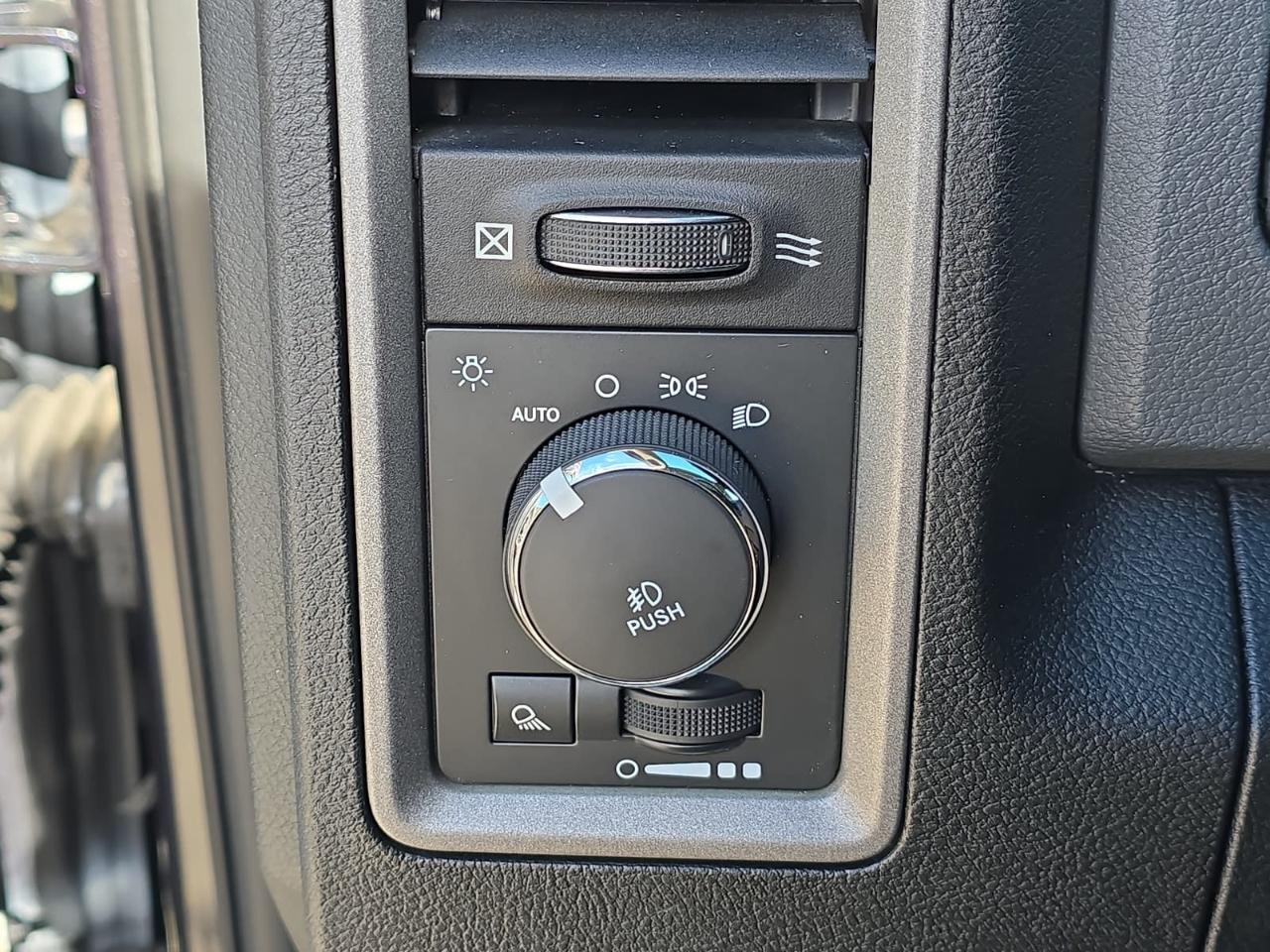 RAM 1500 ST Quad Cab 4WD 2015