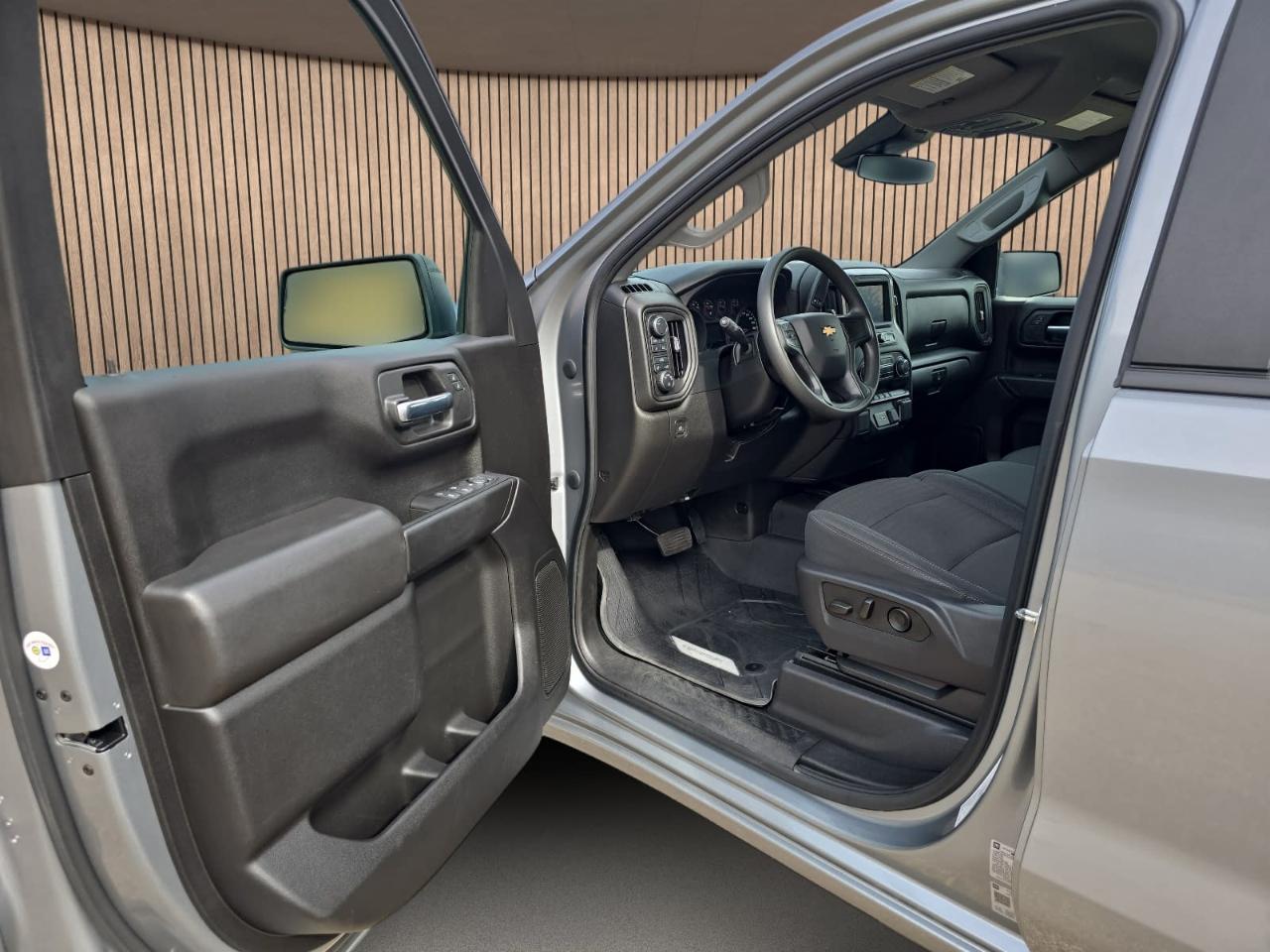 Chevrolet Silverado 1500 Custom Crew Cab 4WD 2023