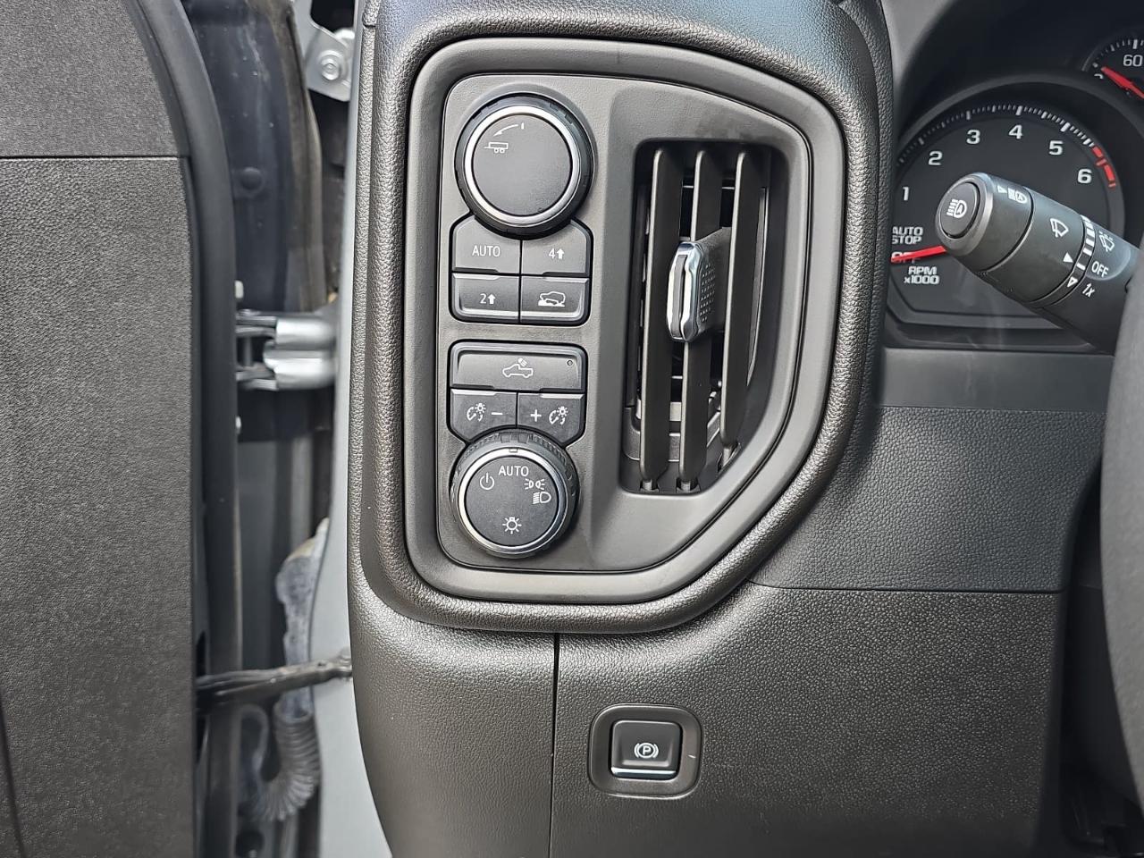Chevrolet Silverado 1500 Custom Crew Cab 4WD 2023