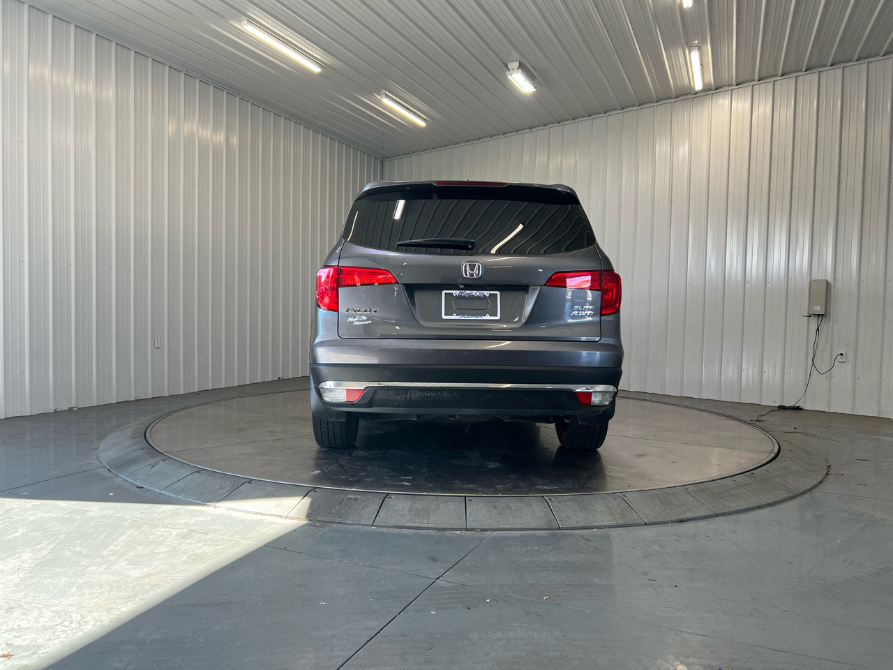 2017 Honda Pilot Elite photo 2