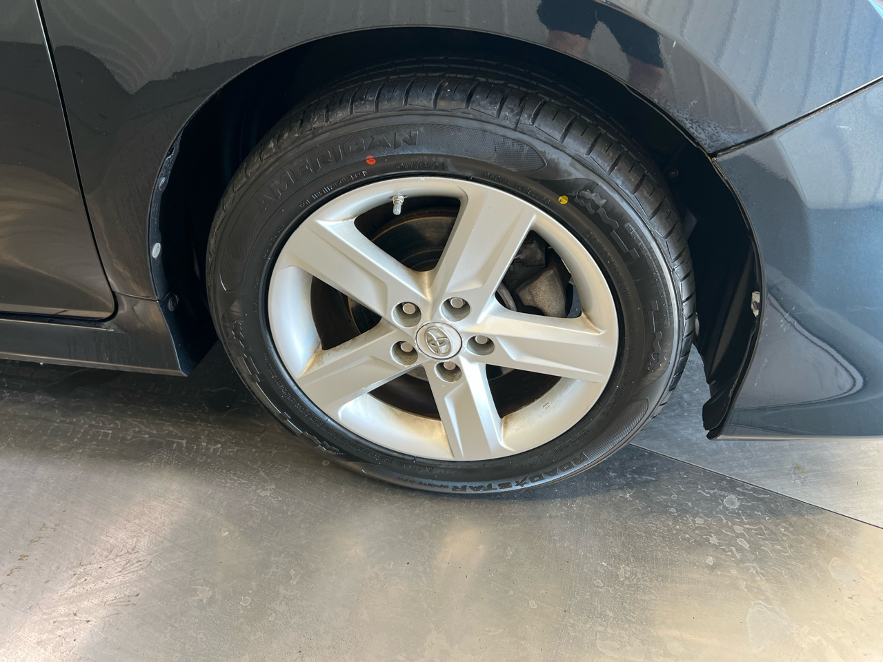 2012 Toyota Camry SE photo 13