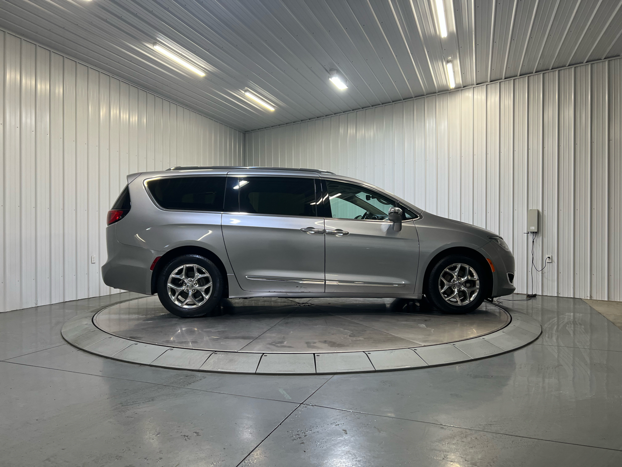 2020 Chrysler Pacifica Limited photo 3
