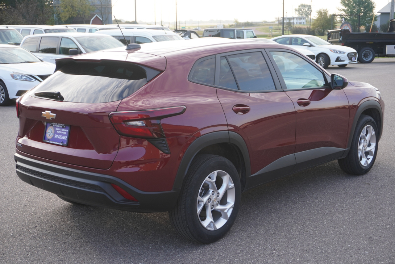 2024 Chevrolet Trax LS photo 4