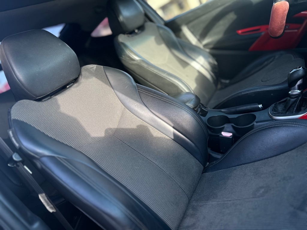 Hyundai Veloster Base 2012