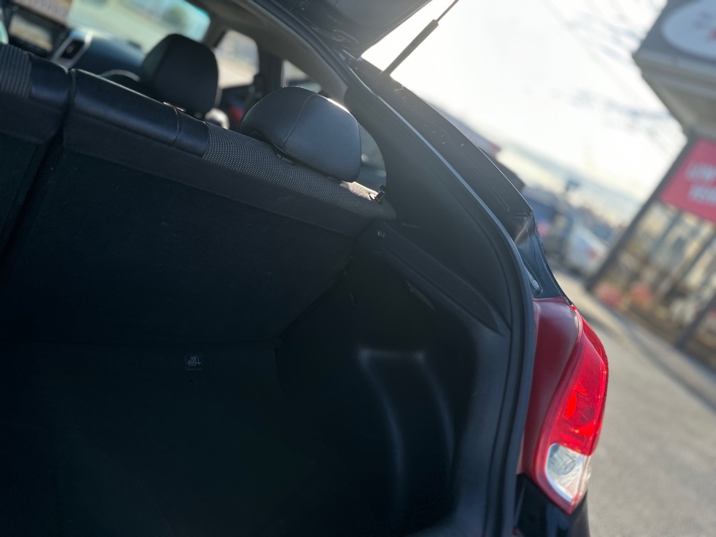 Hyundai Veloster Base 2012