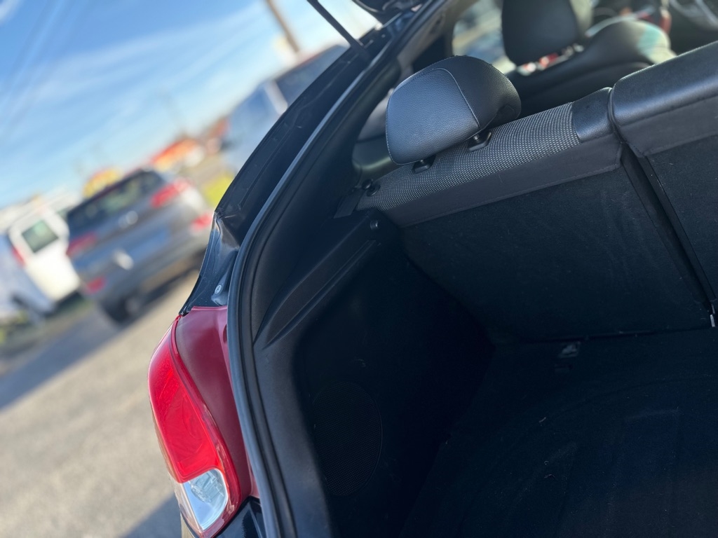 Hyundai Veloster Base 2012