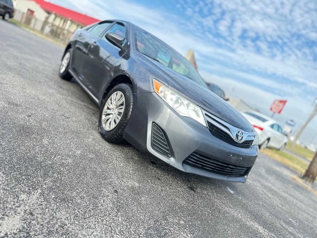2014 Toyota Camry LE's photo