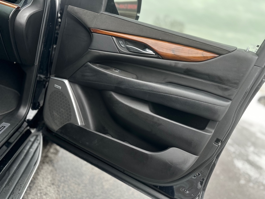 Cadillac Escalade Luxury 4WD 2016