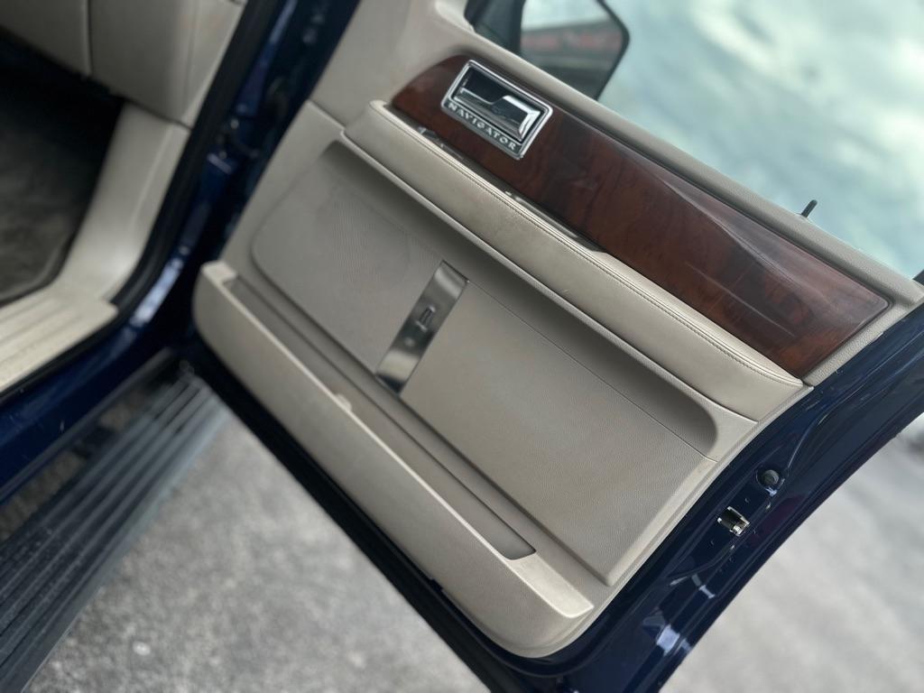 Lincoln Navigator 4WD 2011
