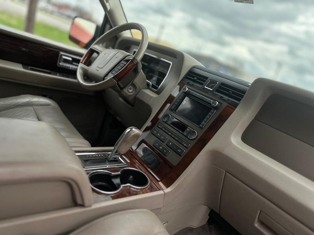 Lincoln Navigator 4WD 2011