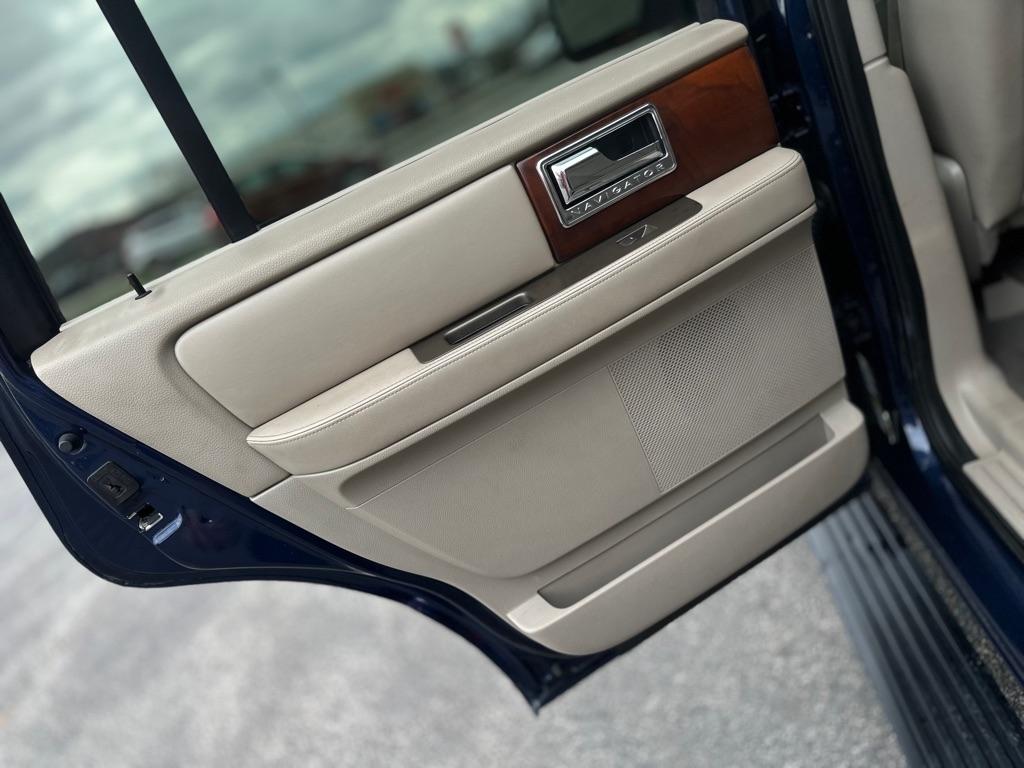 Lincoln Navigator 4WD 2011