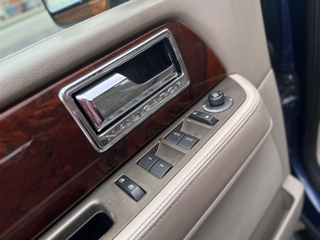 Lincoln Navigator 4WD 2011