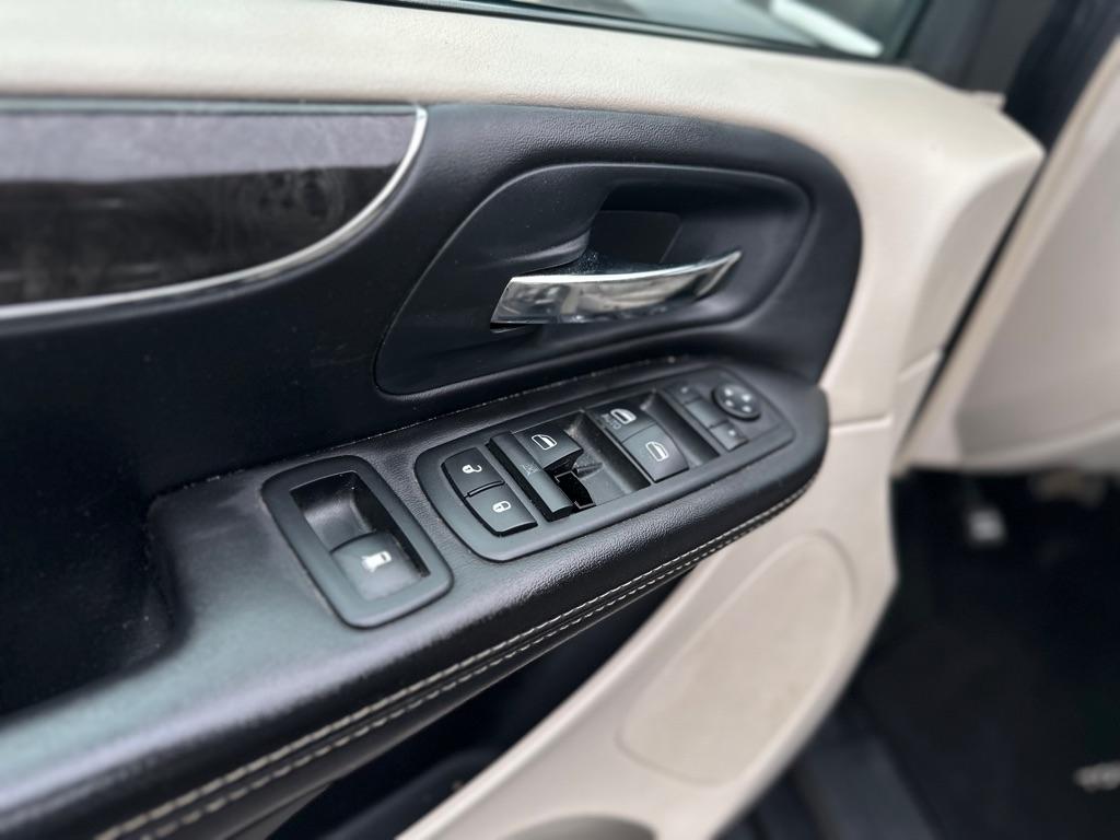 Chrysler Town & Country Touring 2012