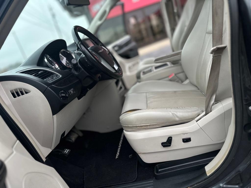 Chrysler Town & Country Touring 2012