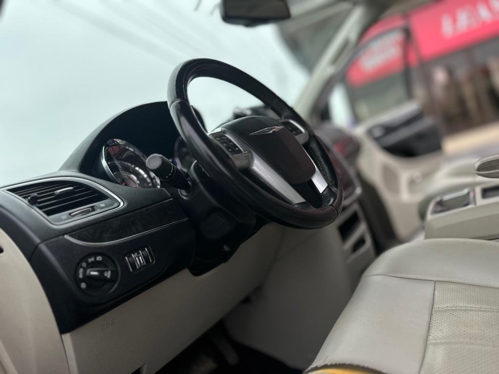 Chrysler Town & Country Touring 2012