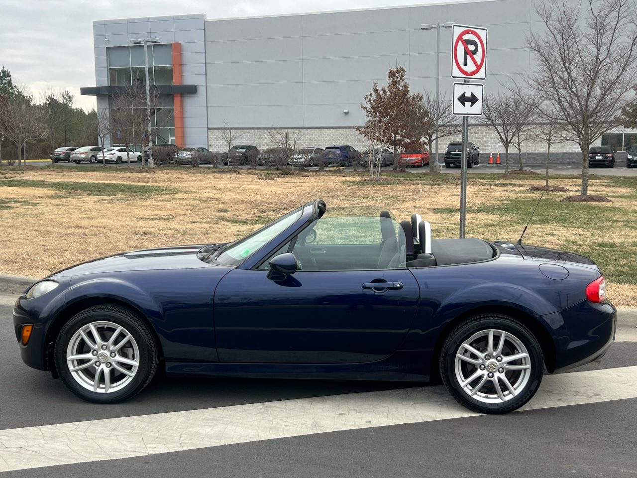Mazda MX-5 Miata 2dr Conv Auto Sport 2010