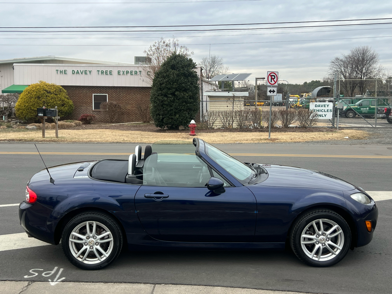 Mazda MX-5 Miata 2dr Conv Auto Sport 2010