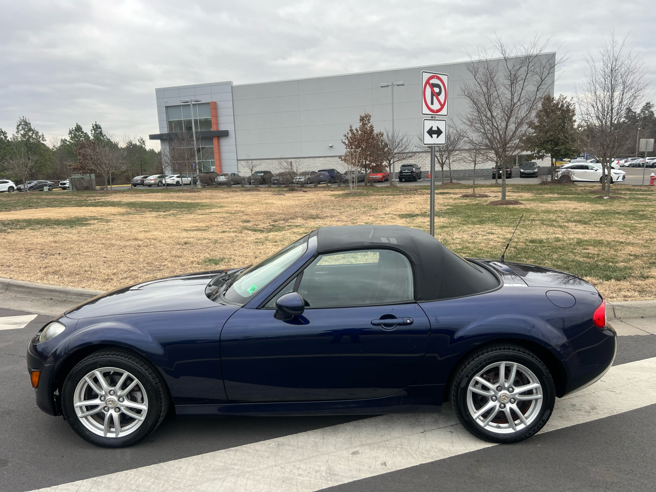 Mazda MX-5 Miata 2dr Conv Auto Sport 2010