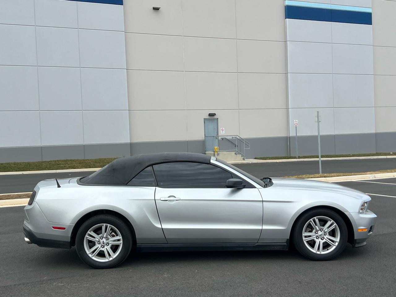 Ford Mustang V6 Convertible 2011