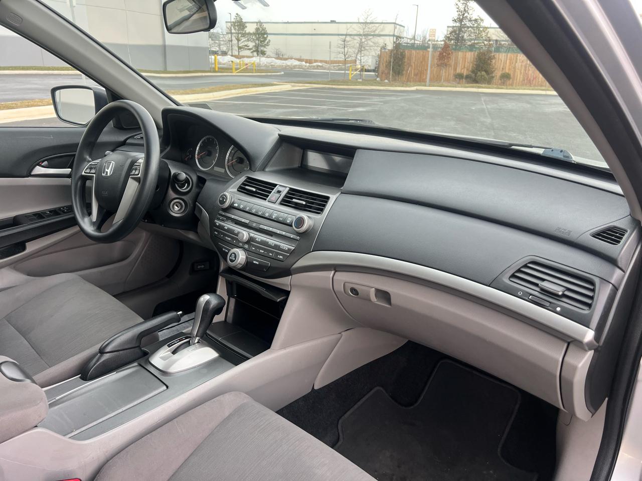 Honda Accord LX sedan AT 2012