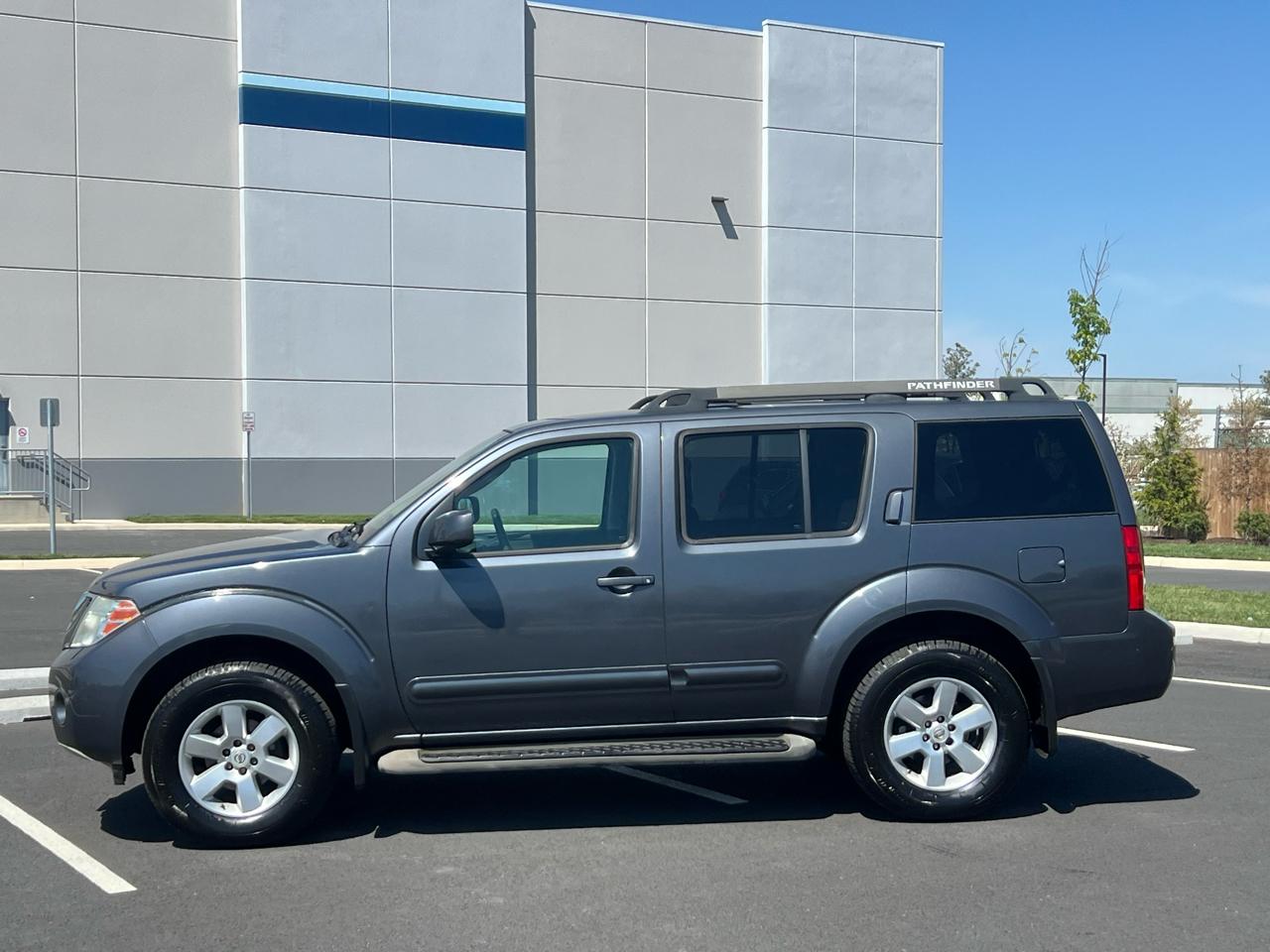 Nissan Pathfinder LE 4WD 2012