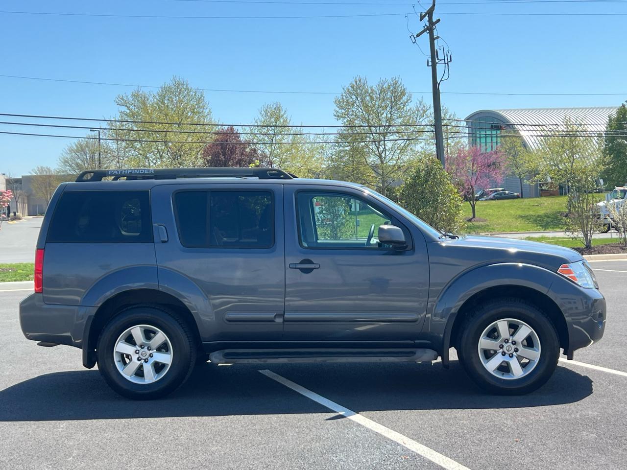 Nissan Pathfinder LE 4WD 2012