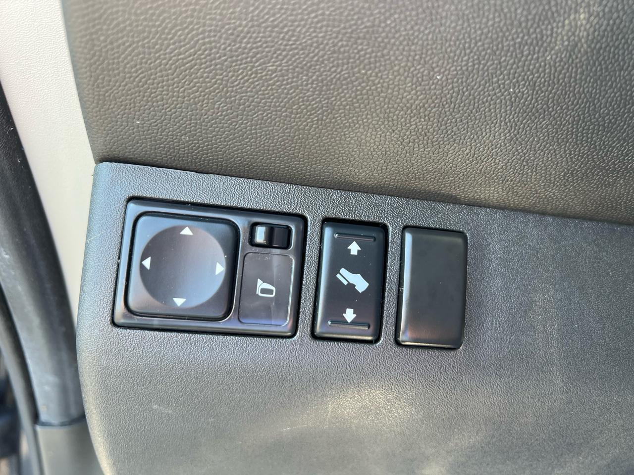 Nissan Pathfinder LE 4WD 2012