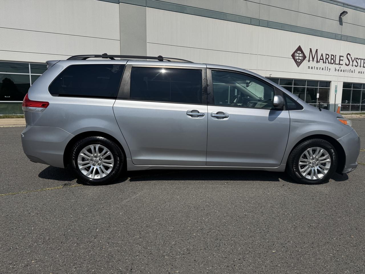 Toyota Sienna XLE FWD 8-Passenger V6 2013