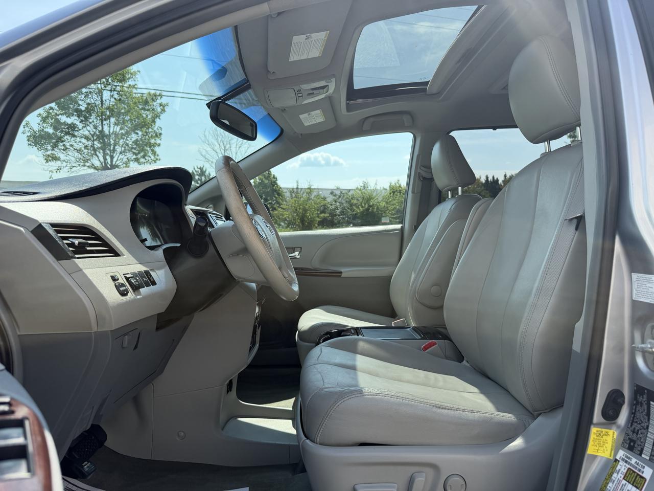 Toyota Sienna XLE FWD 8-Passenger V6 2013