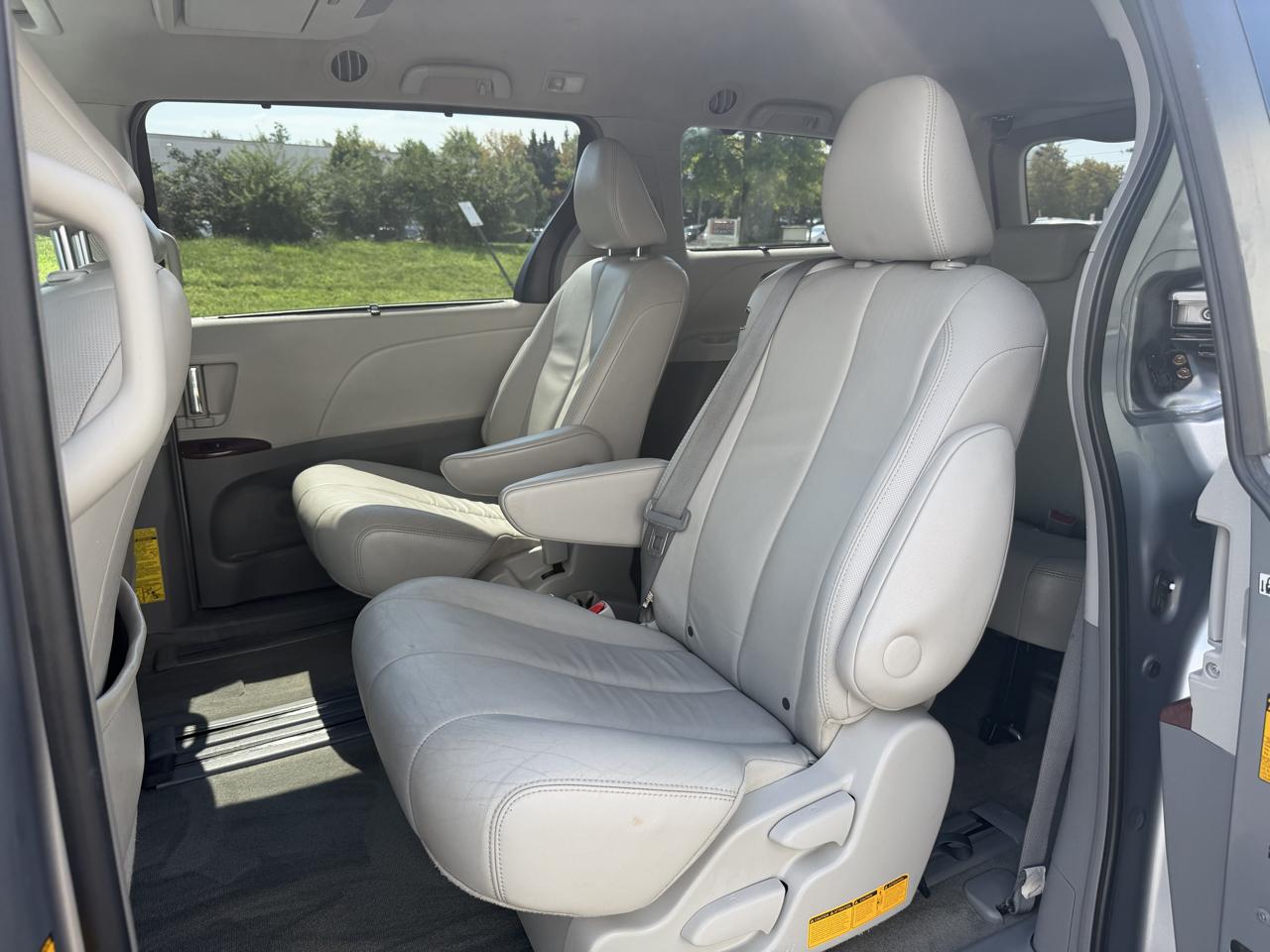 Toyota Sienna XLE FWD 8-Passenger V6 2013