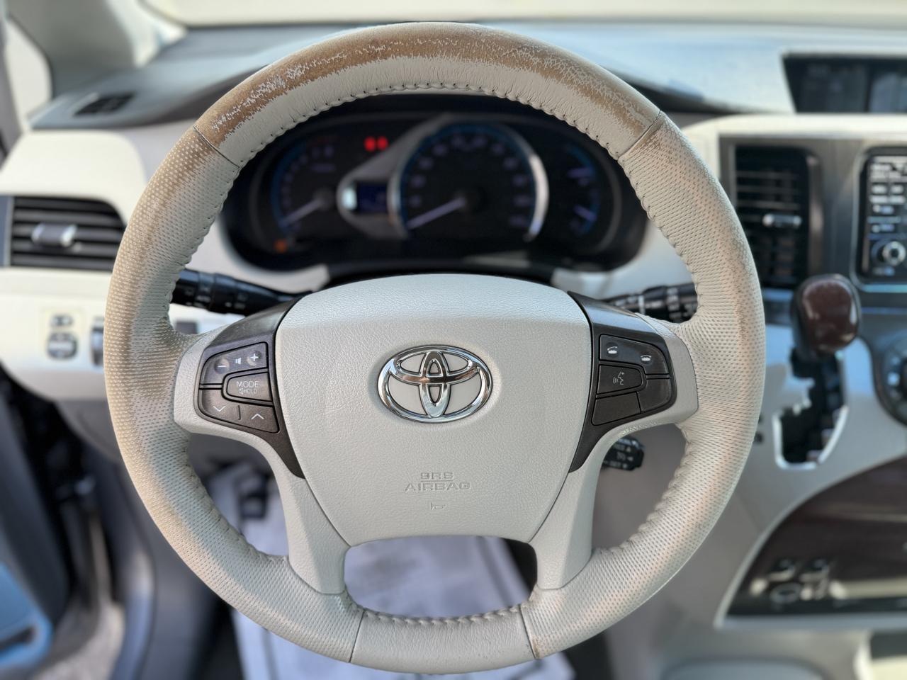 Toyota Sienna XLE FWD 8-Passenger V6 2013