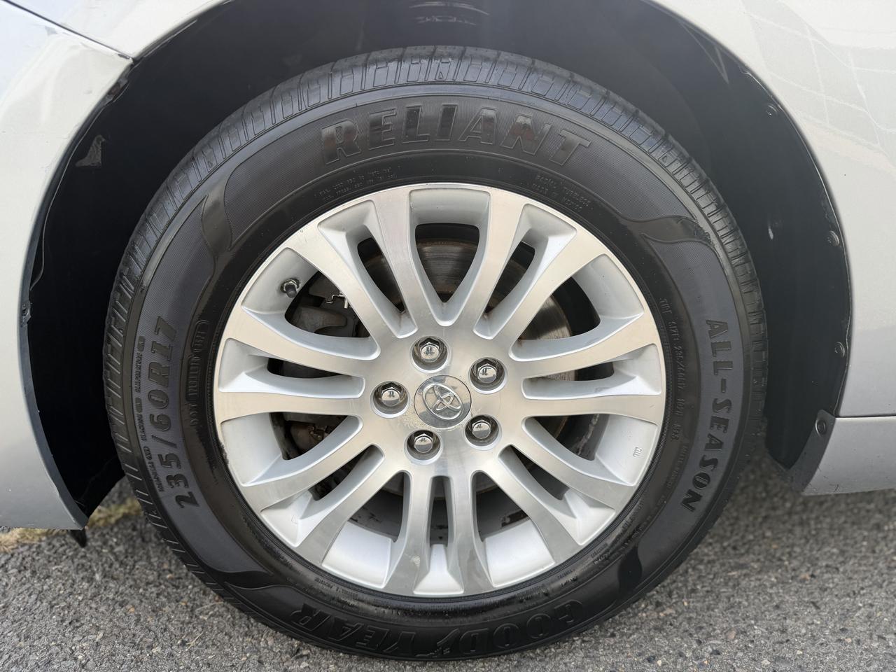 Toyota Sienna XLE FWD 8-Passenger V6 2013