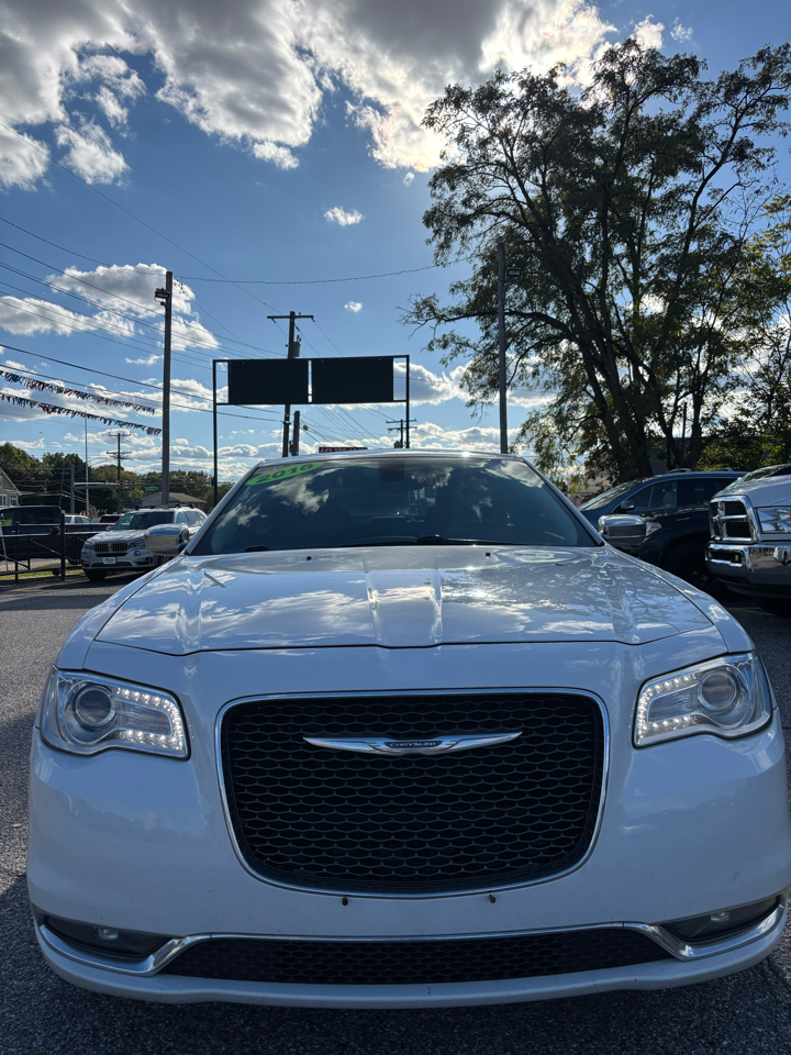 2016 Chrysler 300 C photo 3