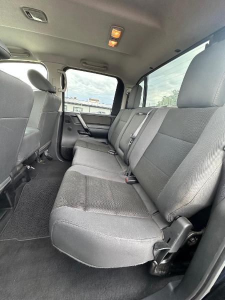 Nissan Titan S Crew Cab 4WD 2013