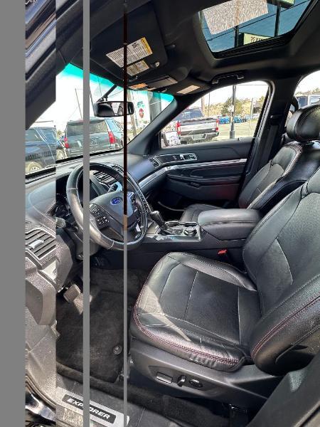 Ford Explorer photo 8