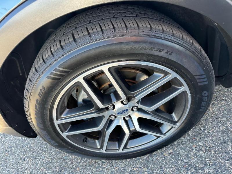 Ford Explorer photo 16