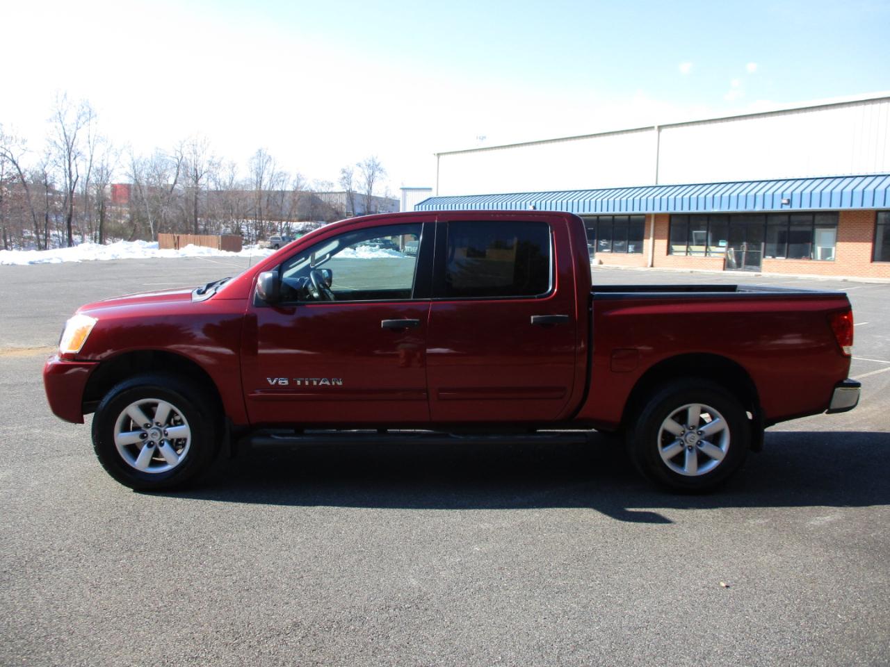 Nissan Titan SV Crew Cab 4WD 2013