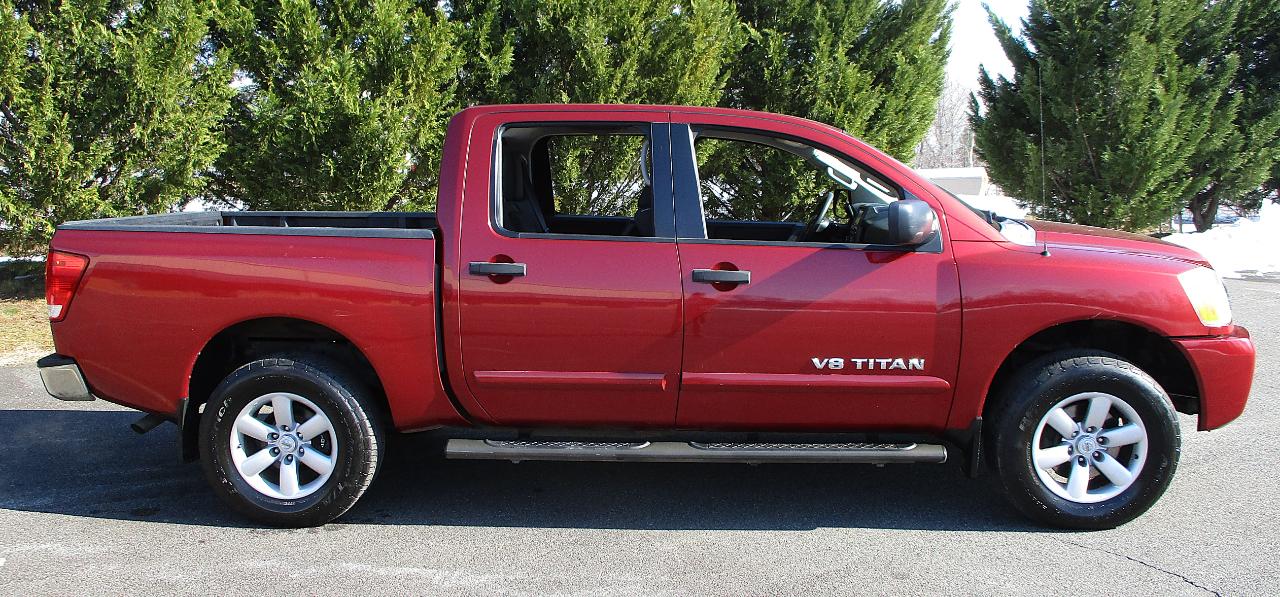 Nissan Titan SV Crew Cab 4WD 2013